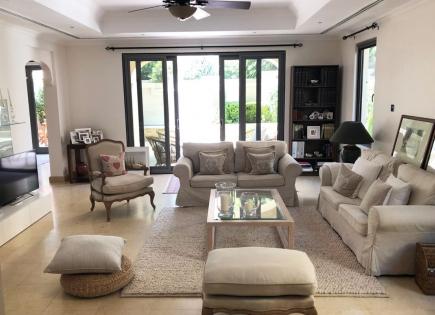 Townhouse for 1 804 263 euro in Abu Dhabi, UAE