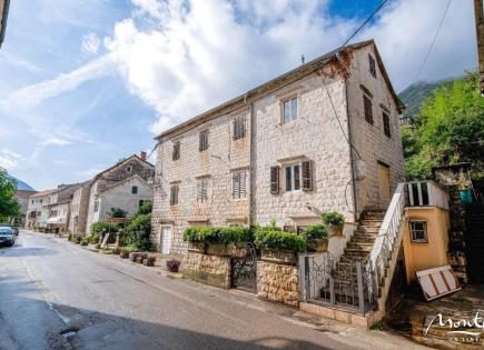 Casa adosada para 499 000 euro en Kotor, Montenegro