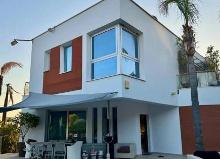 House for 2 200 000 euro in Germasogeia, Cyprus