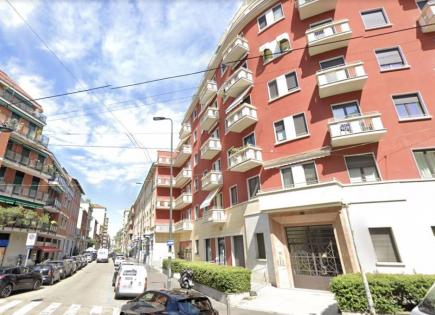 Shop for 850 000 euro in Milan, Italy