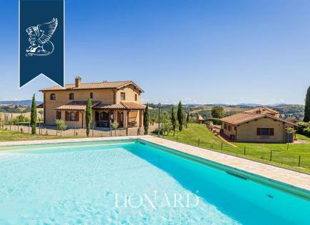 Farm for 2 400 000 euro in Montalcino, Italy