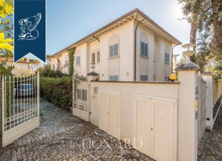 Villa in Forte dei Marmi, Italy (price on request)