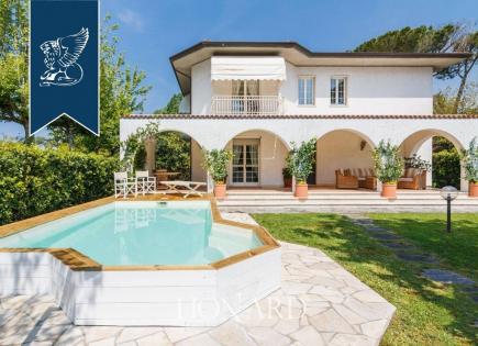 Villa in Forte dei Marmi, Italy (price on request)