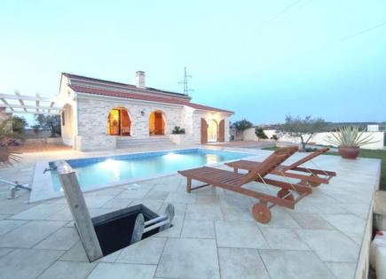 Villa for 675 500 euro in Brtonigla, Croatia