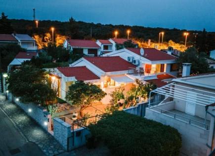 Hotel for 690 000 euro in Petrcane, Croatia