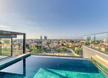 Appartamento per 3 300 euro al mese a Limassol, Cipro