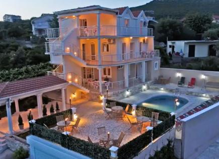 Villa para 3 000 euro por mes en Krimovica, Montenegro