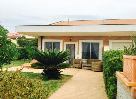 Villa for 1 050 euro per week in Staletti, Italy