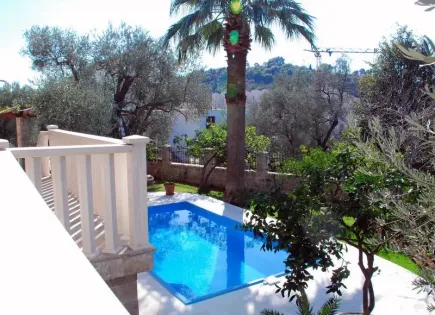Villa for 2 800 000 euro in Petrovac, Montenegro