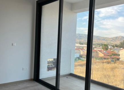 Apartment for 1 800 euro per month in Parekklisia, Cyprus