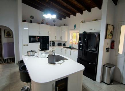 Bungalow for 380 000 euro in Paphos, Cyprus