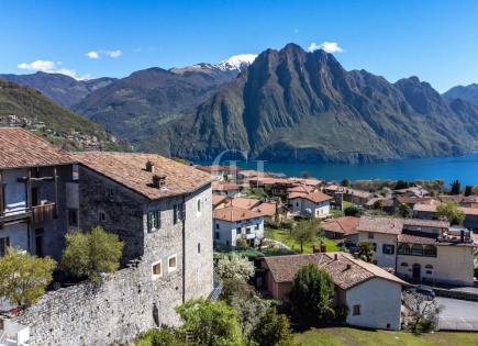 Schloß für 1 480 000 euro in Iseosee, Italien