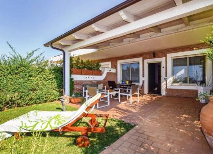 Villa for 130 000 euro in Staletti, Italy