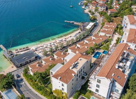 Villa for 2 100 000 euro in Dobrota, Montenegro