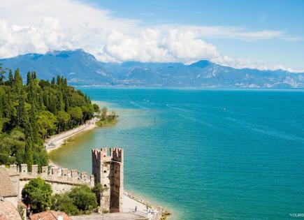 Land for 1 950 000 euro in Sirmione, Italy