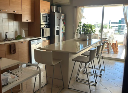 Apartamento para 2 500 euro por mes en Mesa Geitonia, Chipre