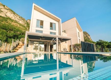Villa for 850 000 euro in Sveti Stefan, Montenegro