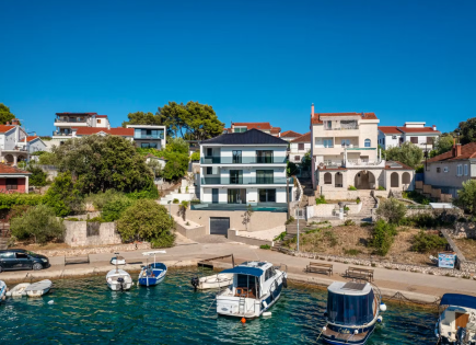 Villa for 1 900 000 euro in Rogoznica, Croatia