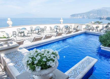 Hotel für 70 000 000 euro in Neapel, Italien