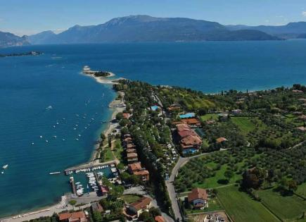 Land for 2 100 000 euro in Manerba del Garda, Italy