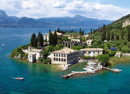 Land for 1 900 000 euro in Desenzano del Garda, Italy