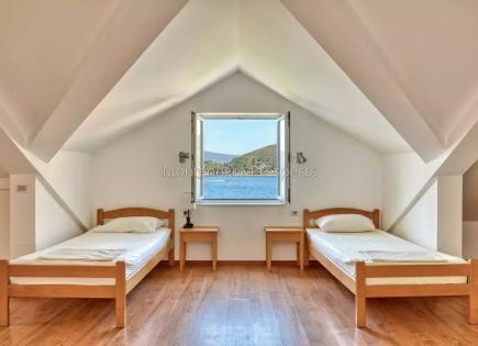 Villa for 1 000 000 euro in Lepetane, Montenegro
