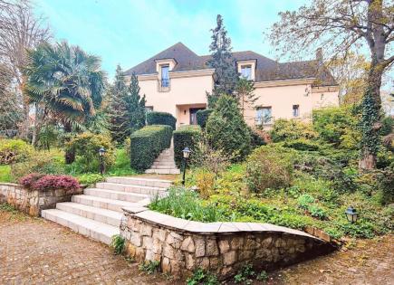 Cottage for 2 275 000 euro in Ile-de-France, France