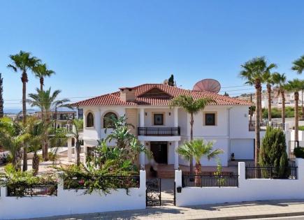 Villa for 1 350 000 euro in Larnaca, Cyprus