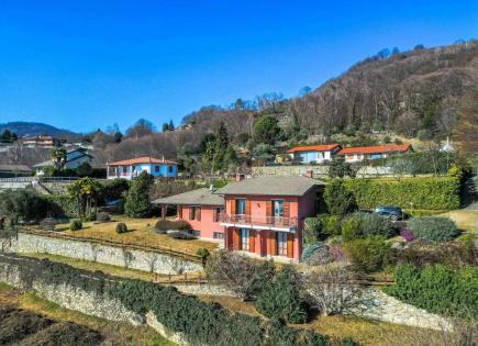 Villa para 980 000 euro en Lesa, Italia