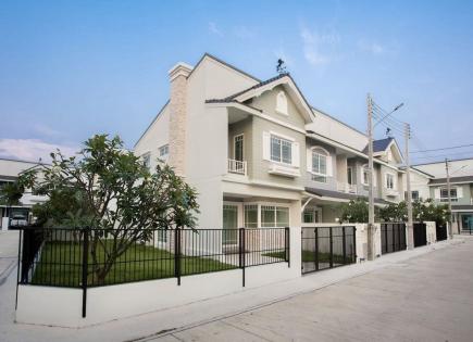 Casa adosada para 86 340 euro en Chonburi, Tailandia
